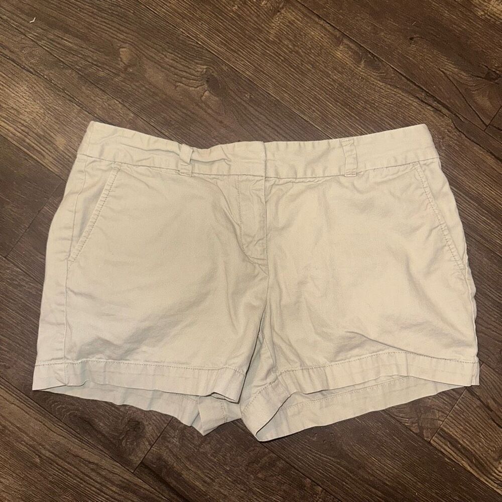 Loft tan flat front preppy size 6 minimalist vacationcore shorts